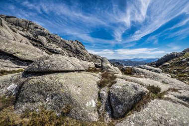 Portekiz 'deki Peneda Geres ulusal parkında Penameda Tepesi' nin etrafında yürüyorum. Pantano da Peneda