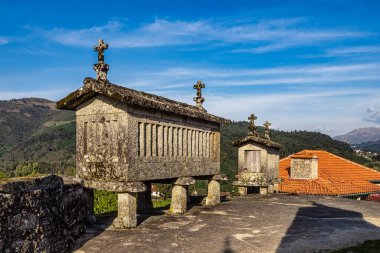 Cemaatçi tahıl ambarları, Soajo Köyü, Peneda Milli Parkı, Kuzey Portekiz denilen espigueiros görünümünü