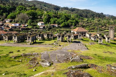 Portekiz 'in kuzeyindeki Lindoso, Peneda Ulusal Parkı' ndaki espigueiros adlı toplumsal tahıl ambarlarının manzarası