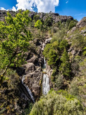 Güzel Arado Şelalesi, Cascata do Arado Kuzey Portekiz 'deki Peneda Geres Ulusal Parkı' nda.