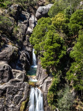 Güzel Arado Şelalesi, Cascata do Arado Kuzey Portekiz 'deki Peneda Geres Ulusal Parkı' nda.