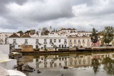 Tavira, Portekiz - 13 Şubat 2024: Tavira 'nın tarihi merkezi, 1266' da kurulan şehir, Güney Portekiz 'de Algarve