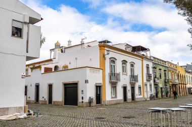Tavira, Portekiz - 13 Şubat 2024: Tavira 'nın tarihi merkezi, 1266' da kurulan şehir, Güney Portekiz 'de Algarve