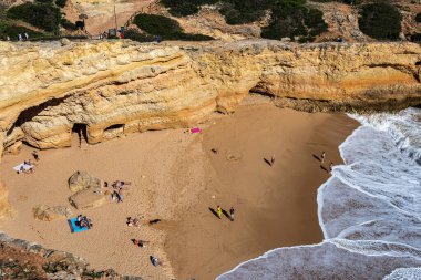 Benagil, Portekiz - 19 Şubat 2024: Portekiz kıyıları Benagil, Algarve, Portekiz. Praia do Carvalho 'da. Percurso dos Sete Vales Suspensos. Yedi Asılma Vadisi Yolu.