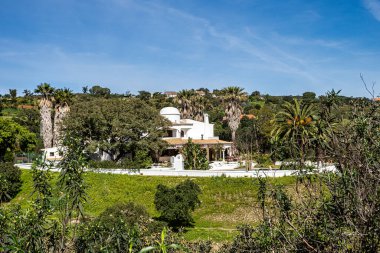 Vilarinha, Portekiz - 21 Şubat 2024: Portekiz 'deki Vilarinha, Algarve' deki Vale Fuzeiros Arkeoloji Pisti 'nde lüks villa