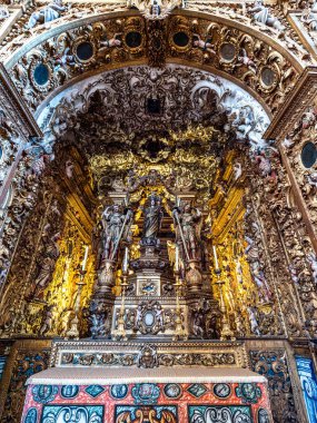 Faro, Portekiz - 16 Şubat 2024: Faro Katedrali 'nin İçi, Faro Katedrali, Portekiz Algarve. Duvarları Azulejos fayanslarıyla süslenmiş..