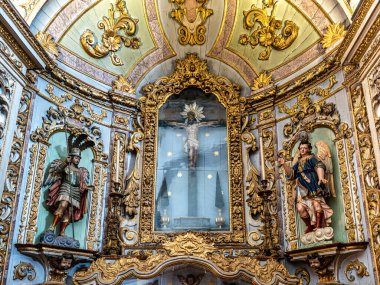 Faro, Portekiz - 16 Şubat 2024 Sao Pedro Kilisesi, Igreja de Sao Pedro Faro, Portekiz. 18. yüzyıl ahşap işçiliği, azulejolar ve banklarla.