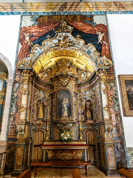 Faro, Portekiz - 16 Şubat 2024 Sao Pedro Kilisesi, Igreja de Sao Pedro Faro, Portekiz. 18. yüzyıl ahşap işçiliği, azulejolar ve banklarla.