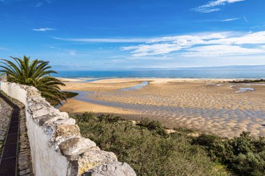 Güney Portekiz 'in Algarve bölgesindeki Cacela Velha plajı.