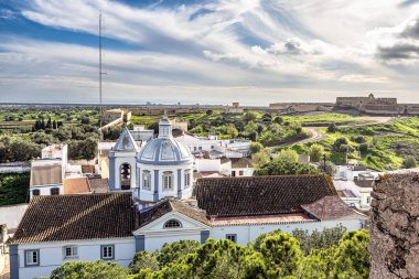 Algarve Portekiz 'deki Castro Marim Köyü' ndeki Castro Marim Kalesi 'nden görüntü.