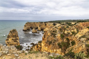 Praia da Marinha Sahili, Yedi Asılı Vadi Yolu 'ndaki kayalıkların ve kayalıkların arasında Percurso dos Sete Vales Suspensos. Algarve, Portekiz