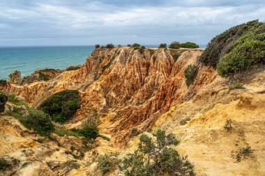 Praia da Marinha Sahili, Yedi Asılı Vadi Yolu 'ndaki kayalıkların ve kayalıkların arasında Percurso dos Sete Vales Suspensos. Algarve, Portekiz