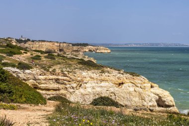 Portekiz kıyıları Benagil, Algarve, Portekiz. Praia do Carvalho 'da. Percurso dos Sete Vales Suspensos. Yedi Asılma Vadisi Yolu.