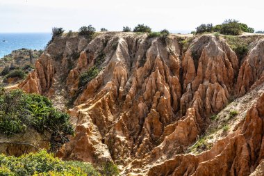 Praia da Marinha Sahili, Yedi Asılı Vadi Yolu 'ndaki kayalıkların ve kayalıkların arasında Percurso dos Sete Vales Suspensos. Algarve, Portekiz