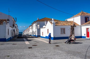 Porto Covo, Portekiz - 28 Şubat 2024: Porto Covo, Portekiz 'de geleneksel mavi ve beyaz Alentejo Portekiz binaları