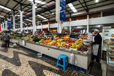 Setubal, Portekiz - 29 Şubat 2024: Mercado do Livramento, Setubal, Portekiz. Taze balık ve gıda pazarı