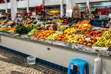 Setubal, Portekiz - 29 Şubat 2024: Mercado do Livramento, Setubal, Portekiz. Taze balık ve gıda pazarı