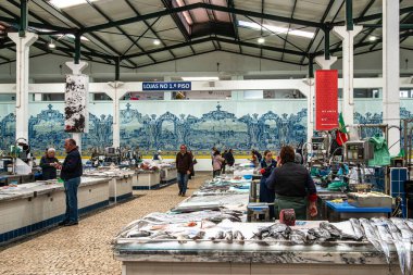 Setubal, Portekiz - 29 Şubat 2024: Mercado do Livramento, Setubal, Portekiz. Taze balık ve gıda pazarı