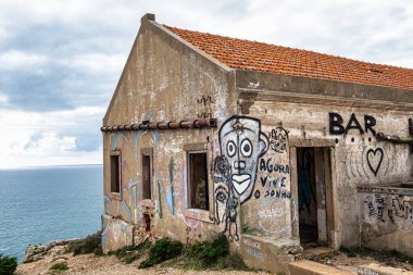 Cabo Espichel, Portekiz - Mar 01, 2024: Portekiz 'in Setubal İlçesi' nde Cabo Espichel burnu üzerinde duvarları ve zemini kaplayan terk edilmiş bina. Eski gözlem noktası, şimdi Portekiz 'de kayıp bir yer.
