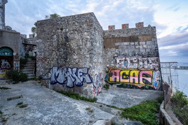 Troia, Portekiz - Mar 01, 2024: Serra da Arrabida, Portekiz 'deki Outao Sahil Topçu Alayı 7. taburu. Önemli bir sahil savunma birimi 1998 'e kadar faaliyette, şimdi terk edildi.