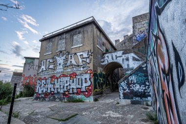 Troia, Portekiz - Mar 01, 2024: Serra da Arrabida, Portekiz 'deki Outao Sahil Topçu Alayı 7. taburu. Önemli bir sahil savunma birimi 1998 'e kadar faaliyette, şimdi terk edildi.