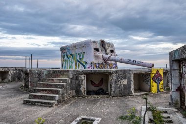 Troia, Portekiz - Mar 01, 2024: Serra da Arrabida, Portekiz 'deki Outao Sahil Topçu Alayı 7. taburu. Önemli bir sahil savunma birimi 1998 'e kadar faaliyette, şimdi terk edildi.