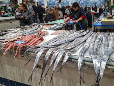 Setubal, Portekiz - Mar 02, 2024: Mercado do Livramento, Setubal, Portekiz. Taze balık ve gıda pazarı