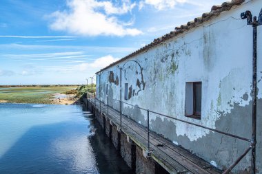 Ria Formosa Doğal Parkı 'ndaki gelgit değirmeni binası, Olhao, Portekiz Algarve
