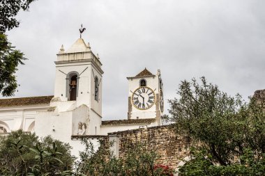 St. Marys Kilisesi, Igreja de Santa Maria do Castelo, Tavira, Algarve, Portekiz. St. Mary Ana Kilisesi 13. yüzyılda inşa edildi.