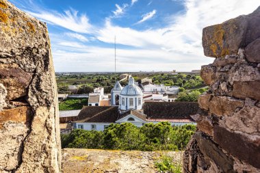 Algarve Portekiz 'deki Castro Marim Köyü' ndeki Castro Marim Kalesi 'nden görüntü.