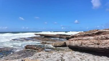 Portekiz, Lizbon yakınlarındaki Ericeira köyündeki Praia da Empa Plajı manzarası