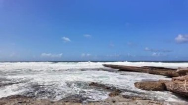 Portekiz, Lizbon yakınlarındaki Ericeira köyündeki Praia da Empa Plajı manzarası
