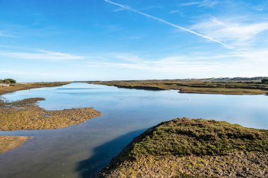 Portekiz 'de Faro yakınlarındaki Parque Natural da Ria Formosa' nın manzara görüntüsü