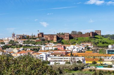 Portekiz 'in Algarve bölgesinde ünlü kale ve katedrali olan Silves şehir binalarının manzarası. Portekiz 'in Algarve bölgesindeki Silves kasabasındaki ortaçağ şatosunun duvarları.