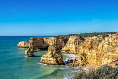 Praia da Marinha Sahili, Yedi Asılı Vadi Yolu 'ndaki kayalıkların ve kayalıkların arasında Percurso dos Sete Vales Suspensos. Algarve, Portekiz