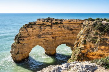 Praia da Marinha Sahili, Yedi Asılı Vadi Yolu 'ndaki kayalıkların ve kayalıkların arasında Percurso dos Sete Vales Suspensos. Algarve, Portekiz
