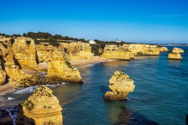 Praia da Marinha Sahili, Yedi Asılı Vadi Yolu 'ndaki kayalıkların ve kayalıkların arasında Percurso dos Sete Vales Suspensos. Algarve, Portekiz
