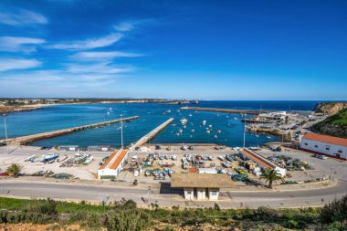 Portekiz 'deki Sagres Limanı, Algarve' de demirlemiş balıkçı teknelerinin manzarası yükseldi..