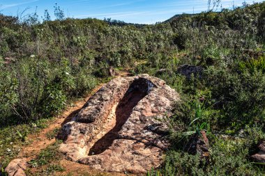 Portekiz, Algarve Vilarinha 'daki Vale Fuzeiros' ta granit kaya antropomorfik bir mezar kazdı. Başı ve ayakları tanımlı vücut şekli