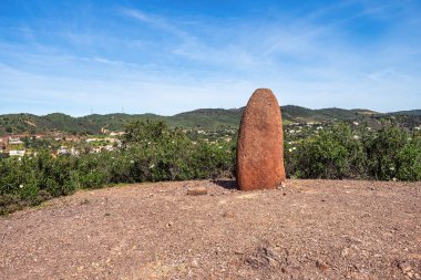 Portekiz, Algarve 'deki Vale Fuzeiros yakınlarındaki kuru tepelerde M.Ö. 6000-4500 yıllarından kalma Sandstone Menir. Circuito Arqueologico da Vilarinha