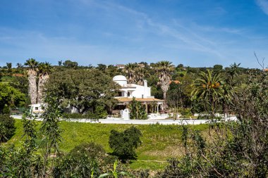 Vale Fuzeiros, Vilarinha, Algarve, Portekiz 'deki Arkeoloji Pisti' nde lüks bir villa.