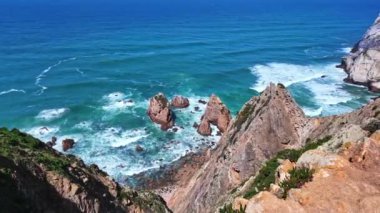 Praia Da Ursa 'nın Atlantik kıyısındaki Cabo Da Roca yakınlarındaki Ursa Sahili, Sintra, Portekiz