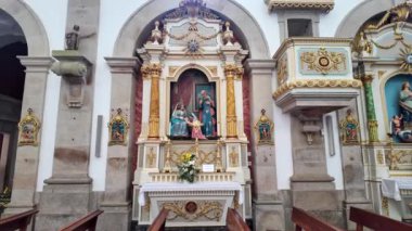 Portekiz 'deki Santuario de Nossa Senhora da Peneda kilisesinin içi Portekiz' in kuzeyindeki dağların derinliklerindeki vadide yer alan güzel eski bir kilise..