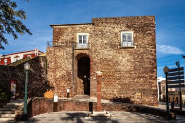 Portekiz 'in başkenti Silves' teki Torreao das Portas da Cidade 'de bulunan şehir kapısı binası. Ortaçağ Silve Kalesi 'nin ana girişi.