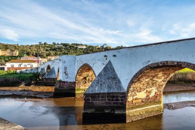 Roma Köprüsü, Portekiz 'in Algarve bölgesindeki tarihi Silves şehrinde Ponte Romana.