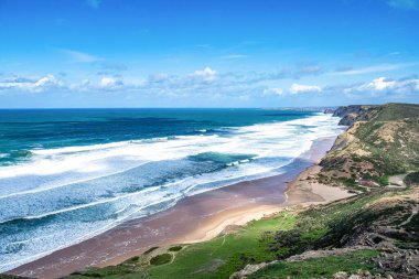 Praia da Cordoama plaj atlantik okyanusu Vila do Bispo, Sagres, Algarve, Portekiz Avrupa 'ya düşen kayalık kayalık kıyı dalgalarının manzarası
