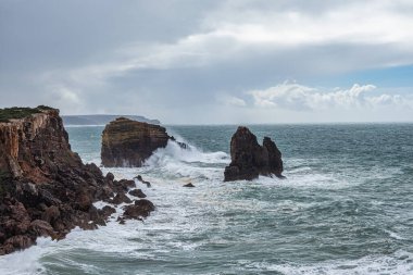 Okyanus manzarası ve mavi gökyüzü, Aljezur 'da Pontal da Carrapateira, Portekiz' de Algarve.