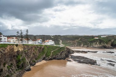 Alentejo 'daki güzel plaj. Zambujeira sahilinde Zambujeira do mar, Portekiz 'de Alentejo.