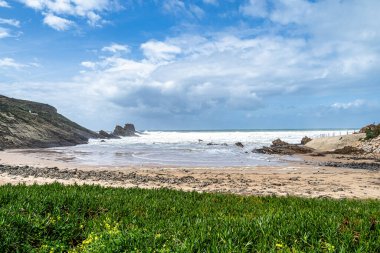 Alentejo 'daki güzel plaj. Zambujeira sahilinde Zambujeira do mar, Portekiz 'de Alentejo.