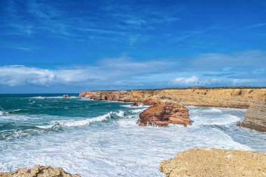Okyanus manzarası ve mavi gökyüzü, Aljezur 'da Pontal da Carrapateira, Portekiz' de Algarve.